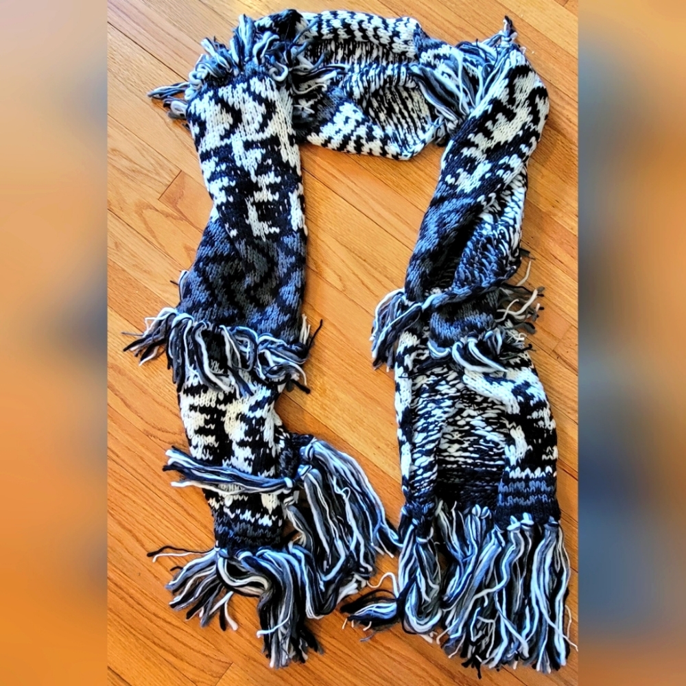 Black and white scarf